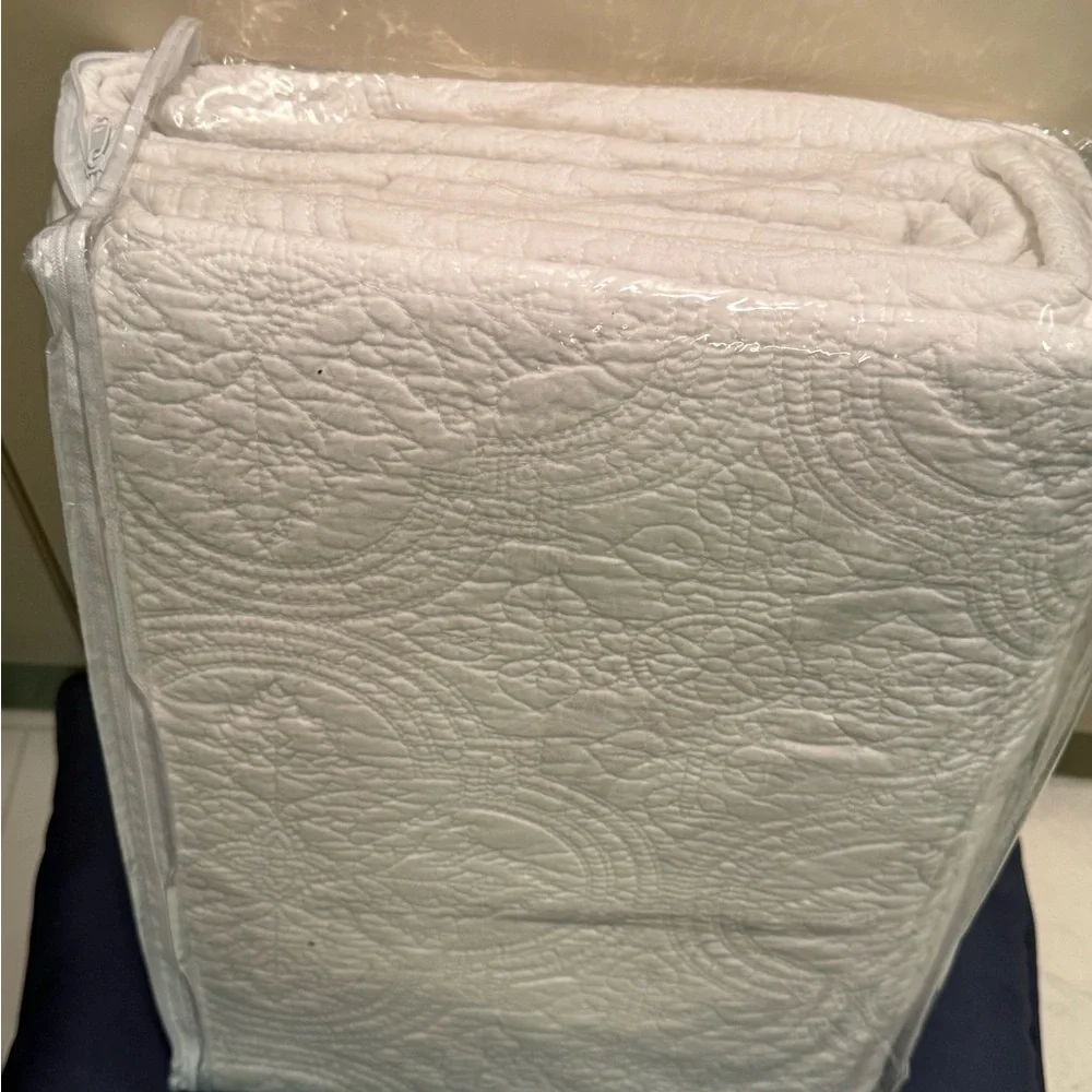 White Oversized Queen Bedding Set NEW - Picture 3 of 8